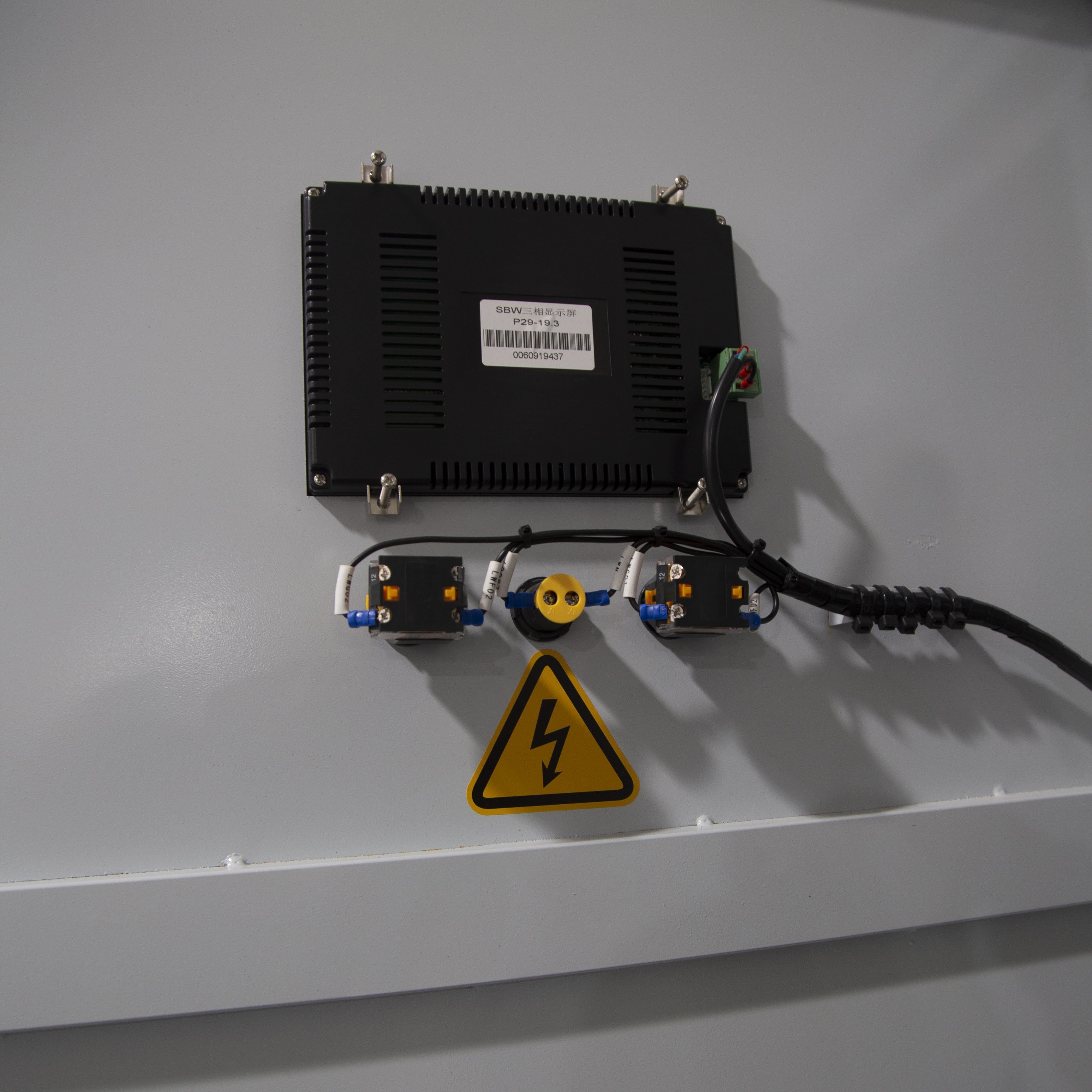 三相電動機穩(wěn)壓器